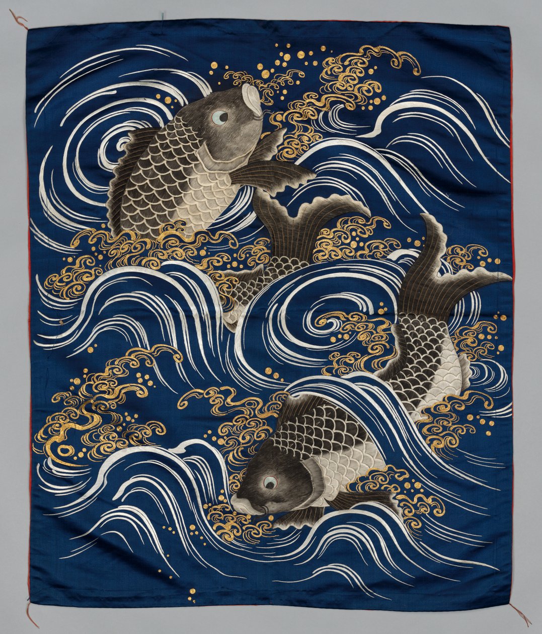 Capa de presente (Fukusa) com carpa em ondas de Japan, Meiji period