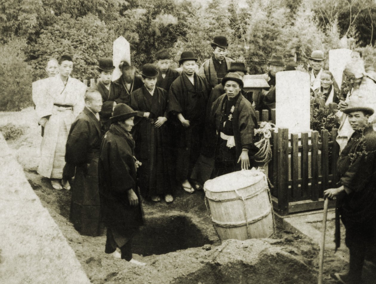 Um enterro budista no Japão, c.1900 (albumen photo) de Japanese Photographer