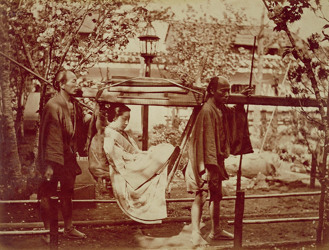 Uma gueixa sendo carregada em uma ninhada (foto sépia) de Japanese Photographer