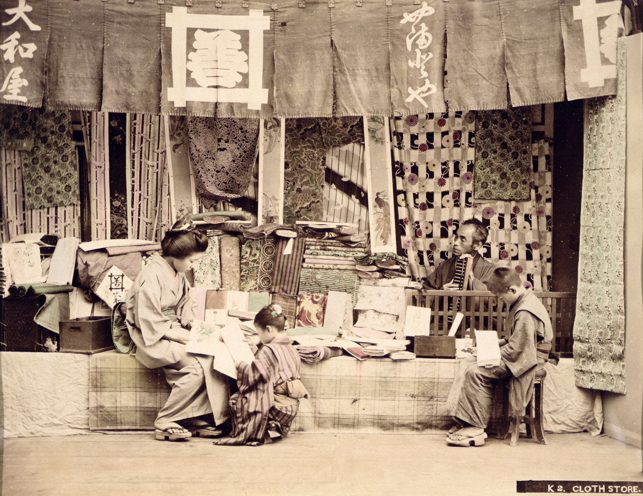 Uma loja de tecidos japonesa, c.1890 (foto colorida à mão) de Japanese Photographer