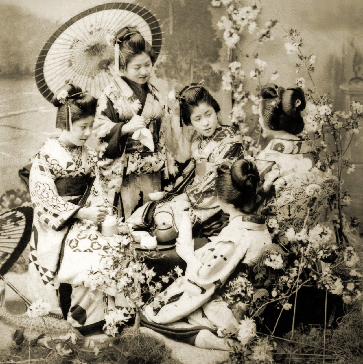 Entre as flores de cerejeira, c.1900 (albumen photo) de Japanese Photographer