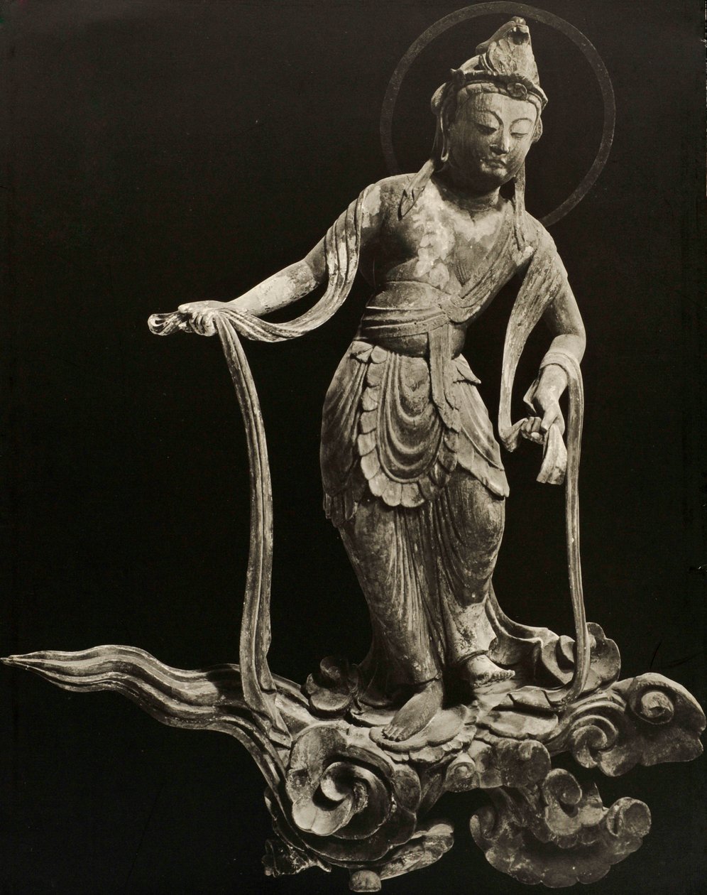 Bosatsu tocando instrumento musical, do século 11, Late Heian Período, Byodo-In, Kyoto, 1950 de Japanese Photographer
