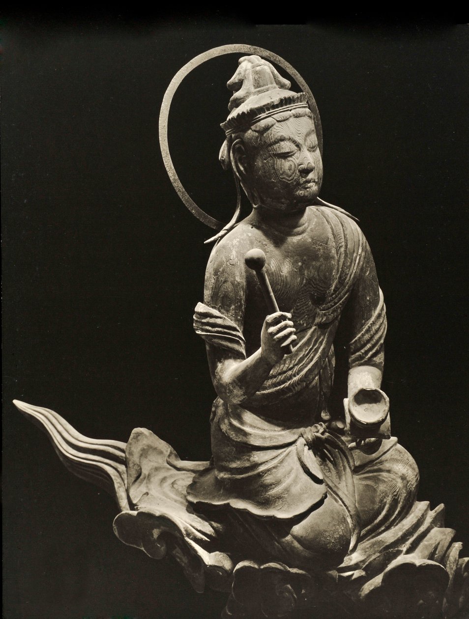 Bosatsu tocando instrumento musical, do século 11, Late Heian Período, Byodo-In, Kyoto, 1950 de Japanese Photographer