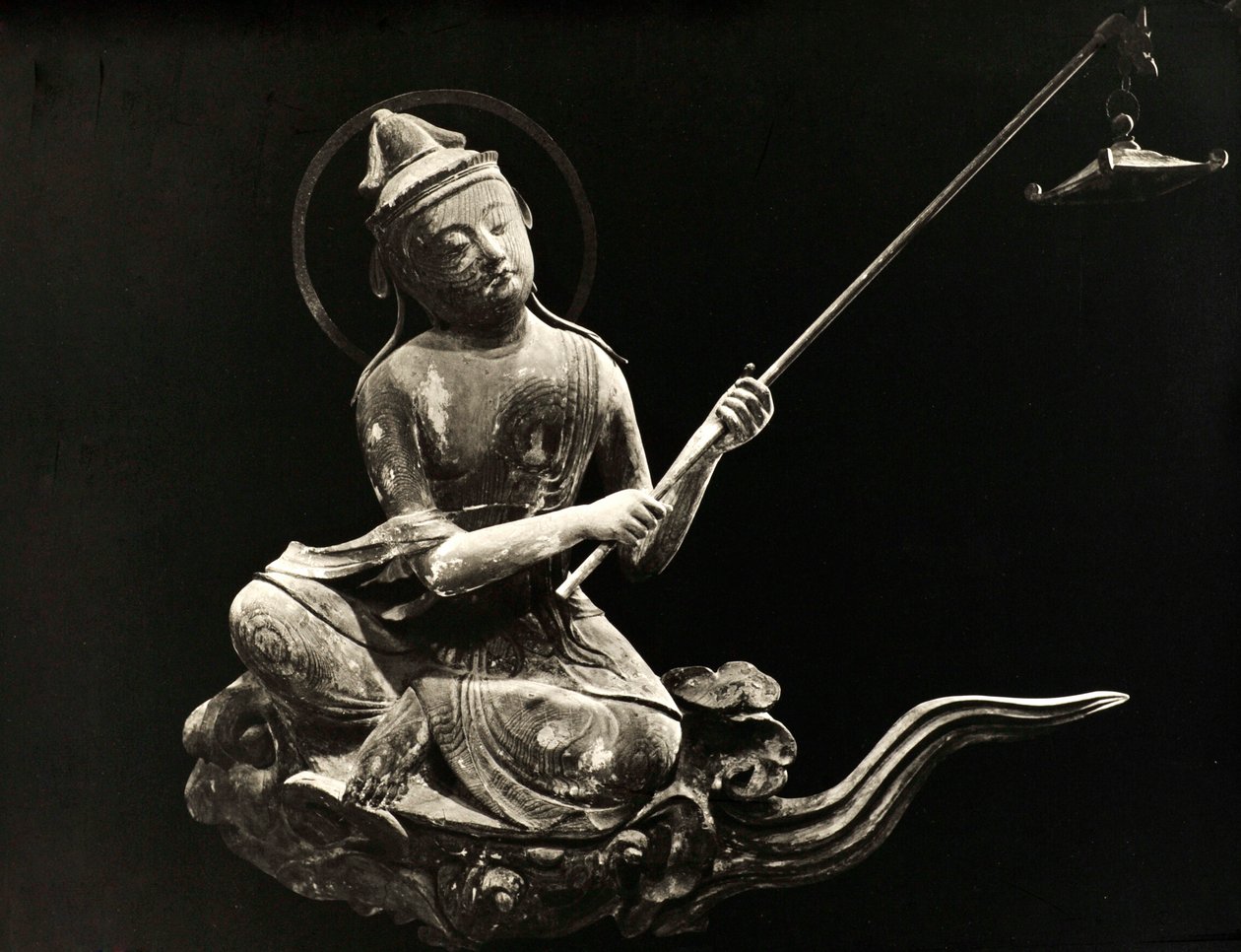 Bosatsu tocando instrumento musical, do século 11, Late Heian Período, Byodo-In, Kyoto, 1950 de Japanese Photographer