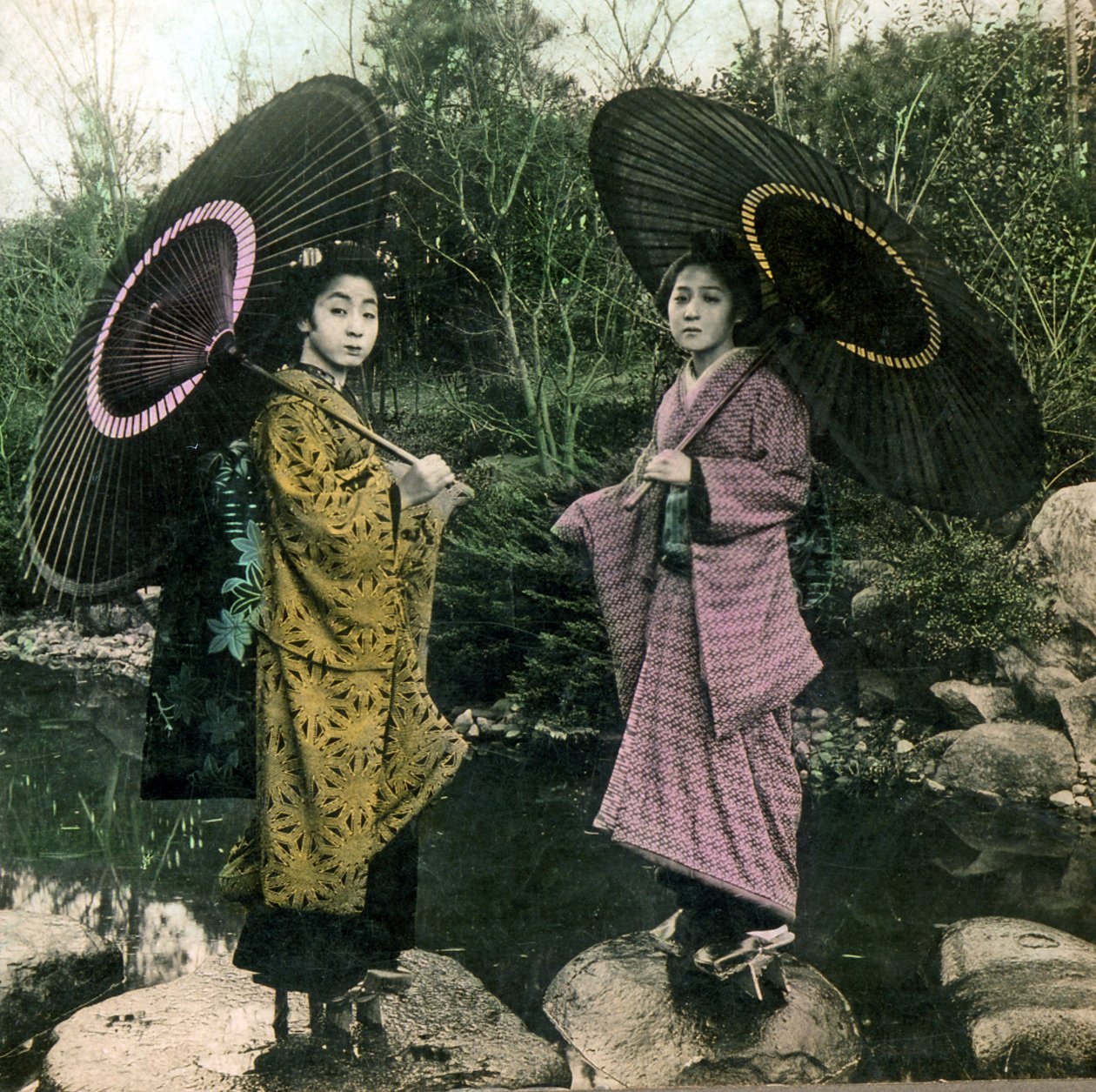 Vestida para um dia chuvoso, c.1900 (albumen photo) de Japanese Photographer