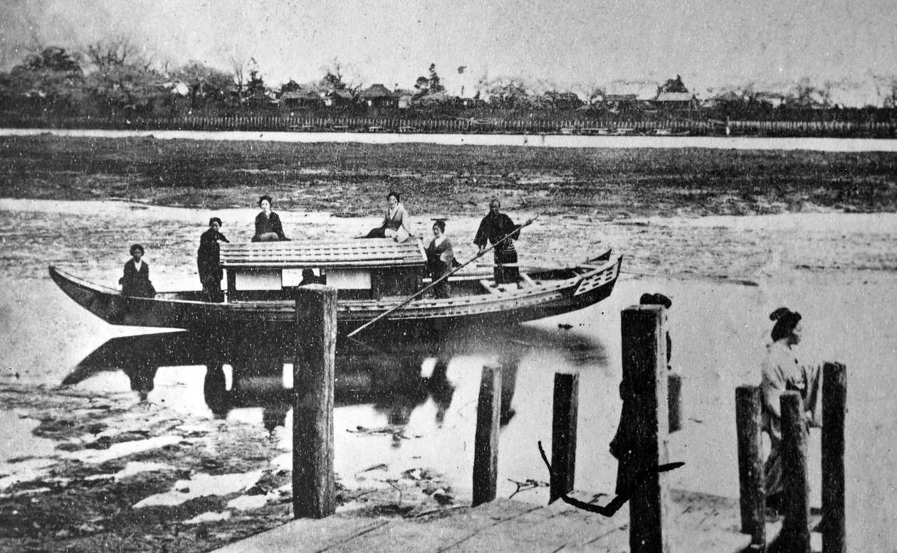 Meninas de gueixa a bordo de um barco no rio Edo Sumida, c.1860s de Japanese Photographer