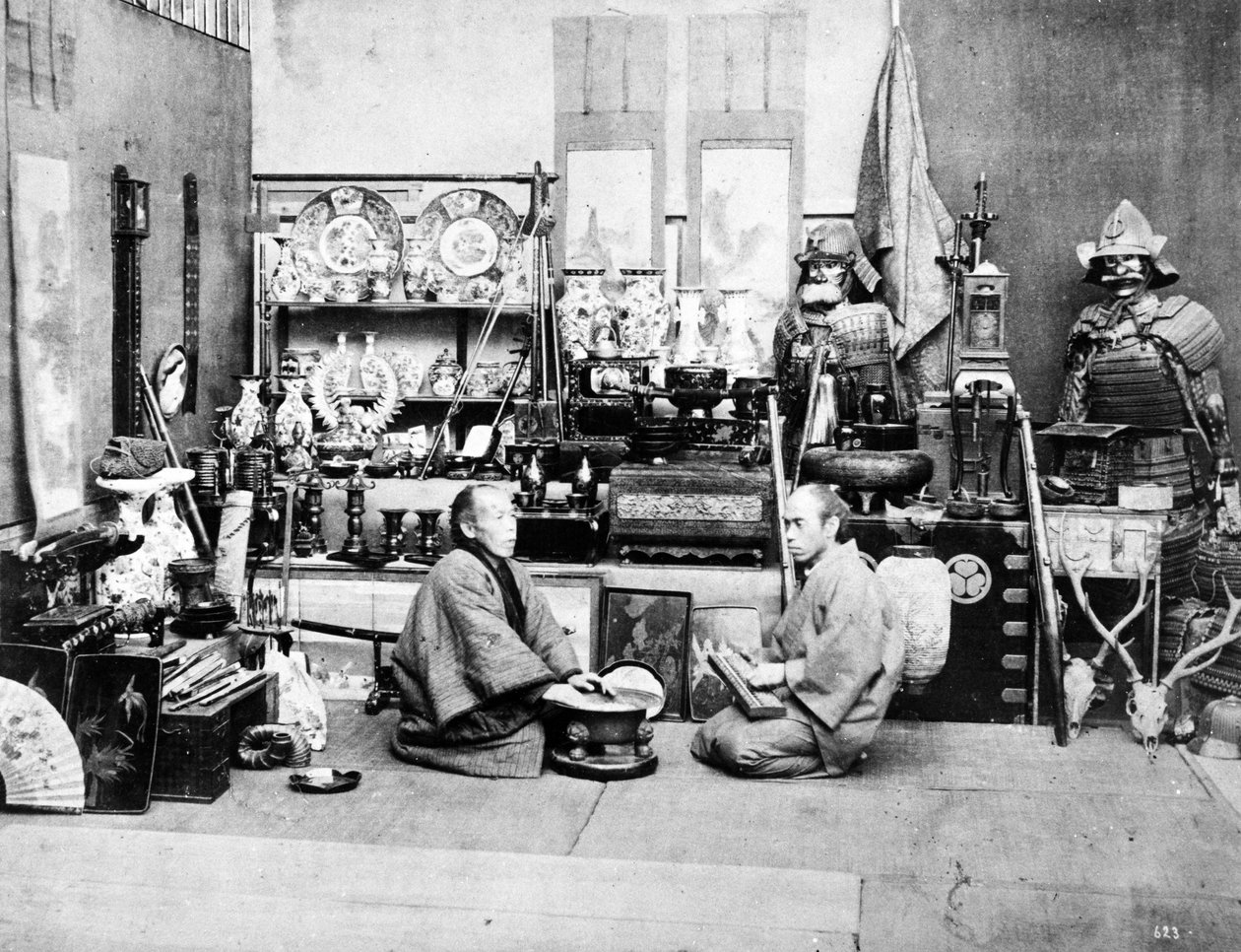 Lojistas japoneses com um ábaco, c.1870s de Japanese Photographer