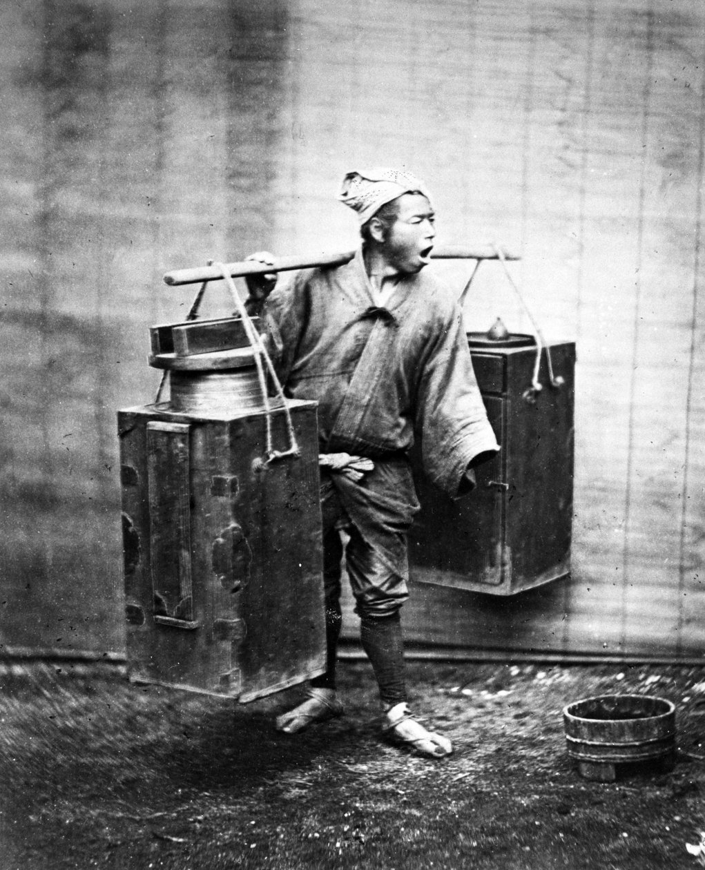 Portador de água japonês, c.1860-80 de Japanese Photographer