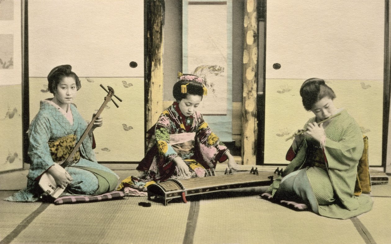 Garotas japonesas tocando flauta, &39;koto&39; e samisen, c.1880 (impressão colorida de álbuns à mão no cartão) de Japanese Photographer