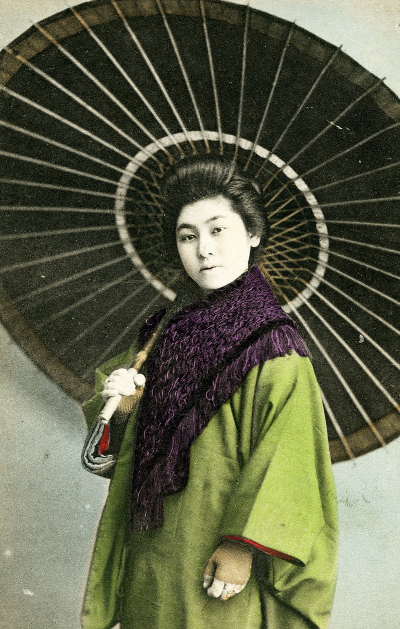 Mulher japonesa com sombrinha, c.1910 (albumen photo) de Japanese Photographer