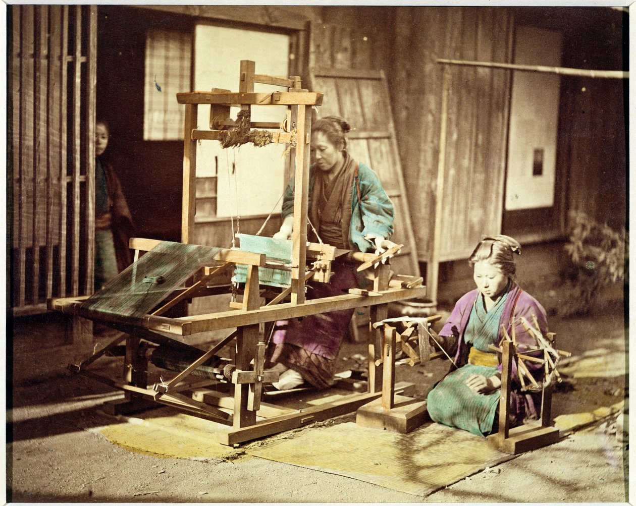 Mulheres japonesas tecendo, c.1890 (foto colorida à mão) de Japanese Photographer