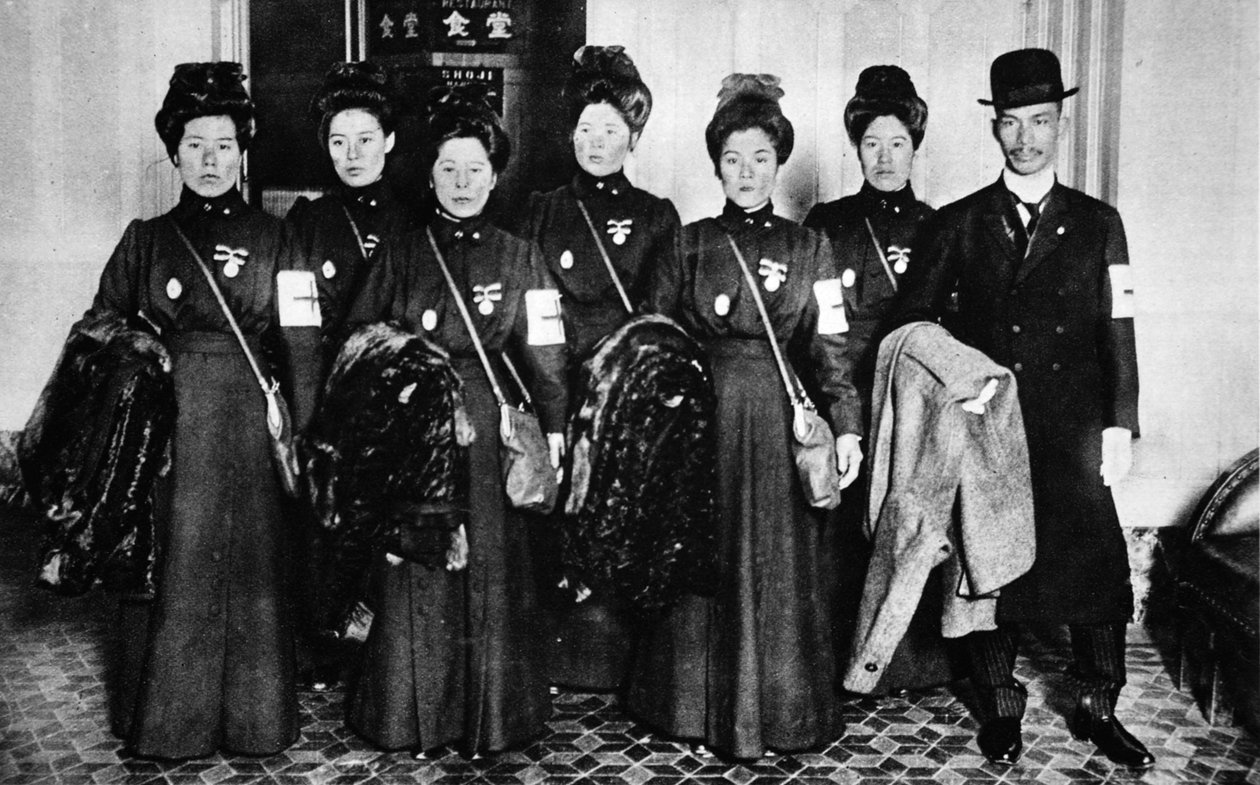 A Cruz Vermelha Japonesa trabalha em prol de seus aliados: uma unidade médica adicional que começa para a Rússia, de The Illustrated War News, 1916 de Japanese Photographer