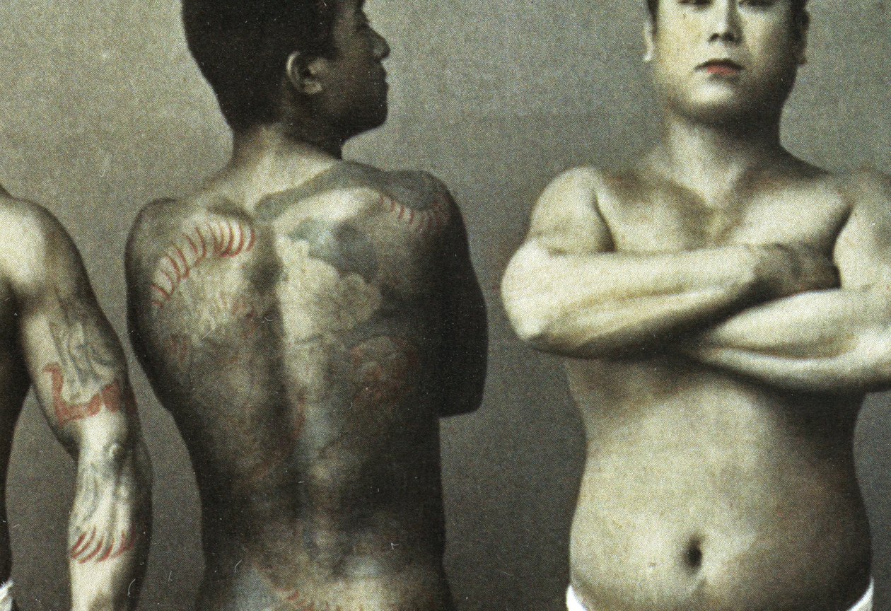 Homem com tatuagem tradicional Japonesa de Irezumi, c.1880 (foto colorida de albumina colorida) (detalhe de 398092) de Japanese Photographer
