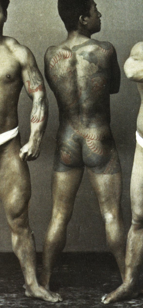 Homens com tatuagens tradicionais japonesas Irezumi, c.1880 (foto colorida de albumina) de Japanese Photographer