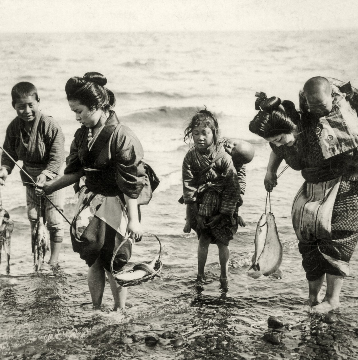 Mães e crianças pescando, c.1900 (albumen photo) de Japanese Photographer