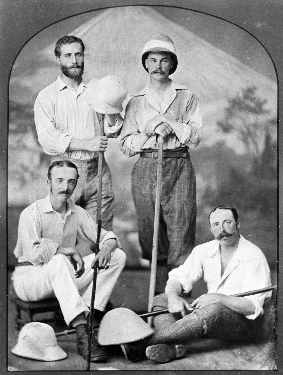 Retrato de quatro homens europeus no Japão, c.1870s de Japanese Photographer