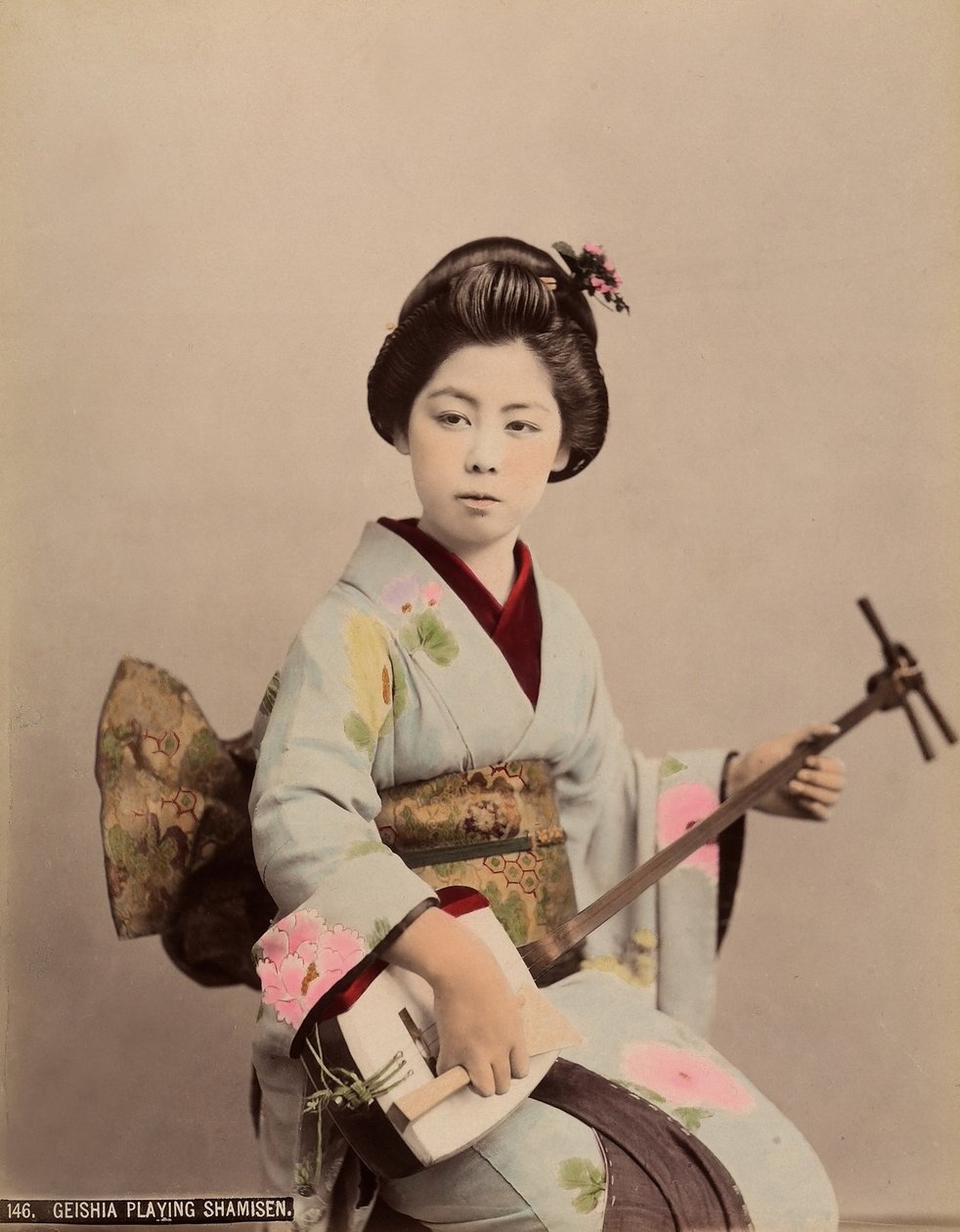 Retrato de uma gueixa jogando o shamisen, c.1890 (foto colorida) de Japanese Photographer