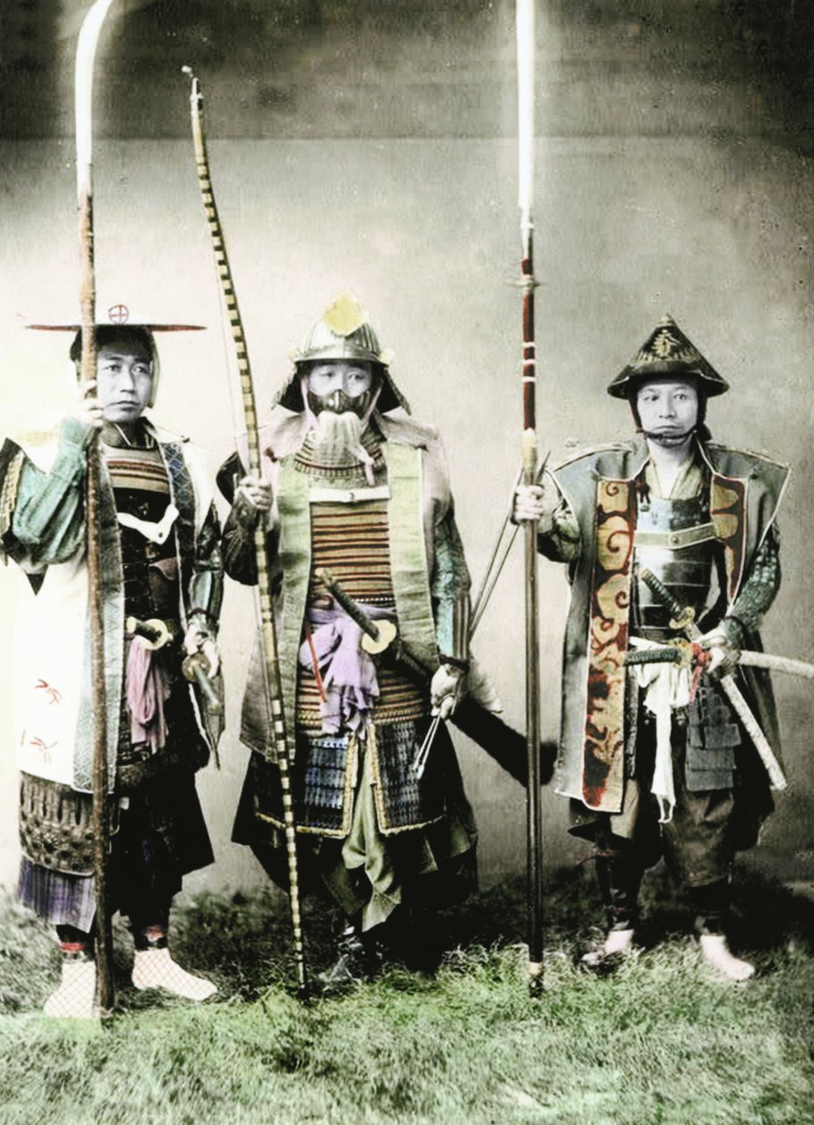 Samurai do Japão Antigo armado com arco longo, braços e espadas, 1883 (foto colorida de albumina) de Japanese Photographer