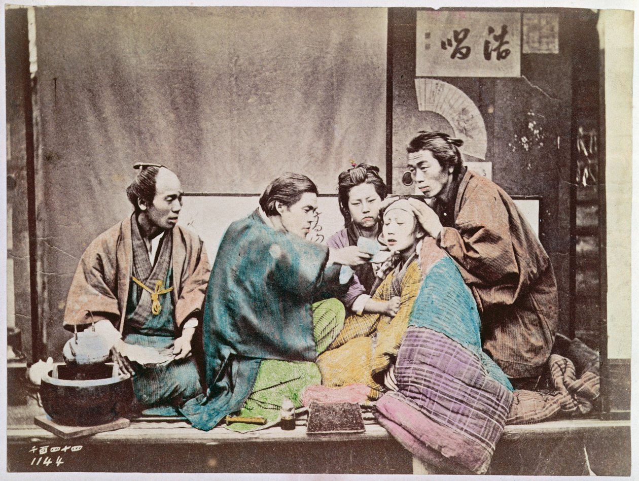 Cena da medicina tradicional, c.1880 (foto colorida) de Japanese Photographer