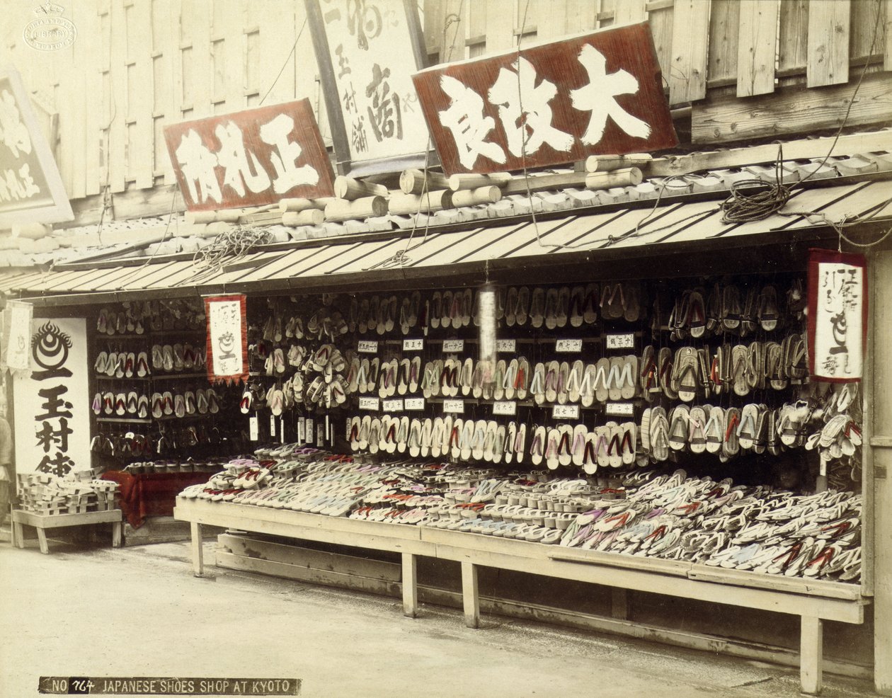 Sapataria em Kyoto, c.1890 (foto colorida à mão) de Japanese Photographer