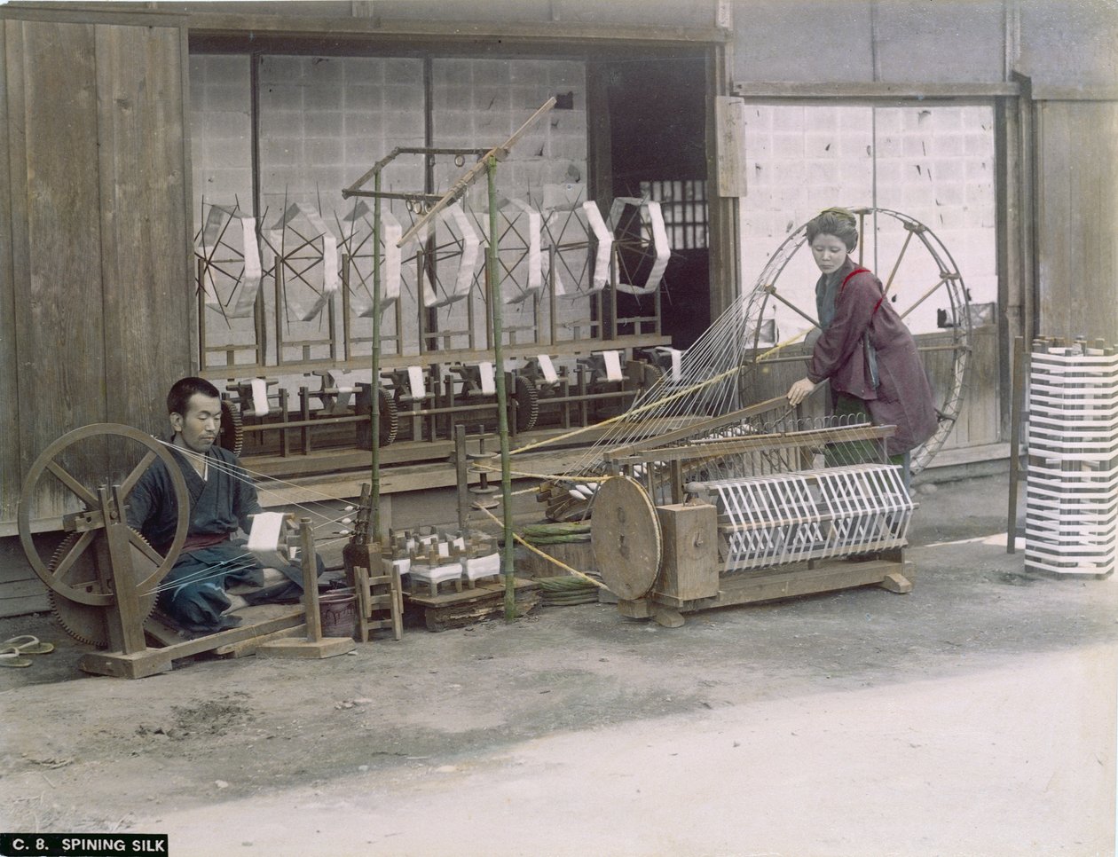 Fiação de seda no Japão, c.1900 (foto colorida de mão) de Japanese Photographer