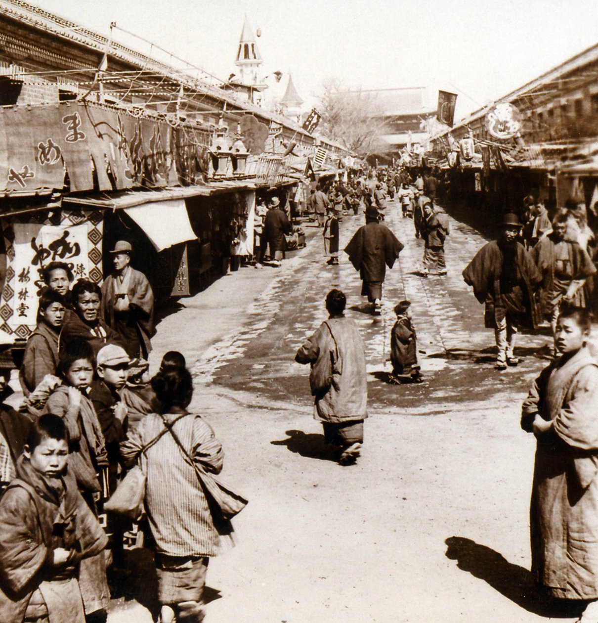 Cena de rua no distrito de Asakusa, em Tóquio, Japão, c.1900 (albumen photo) de Japanese Photographer
