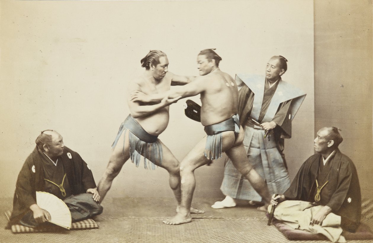 Lutadores de sumô (foto de bw colorida à mão) de Japanese Photographer