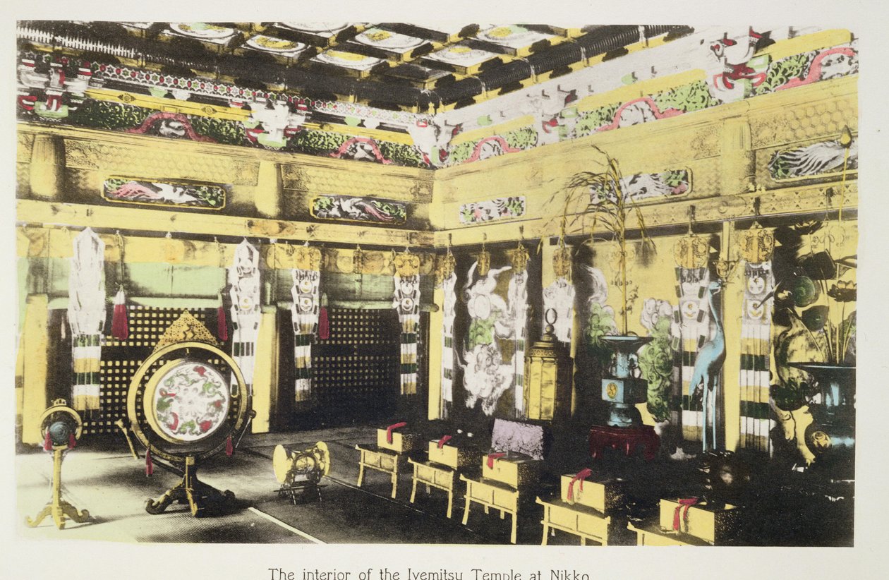 O interior do templo de Iyemitsu em Nikko, c.1880 (impressão colorida de álbuns à mão no cartão) de Japanese Photographer