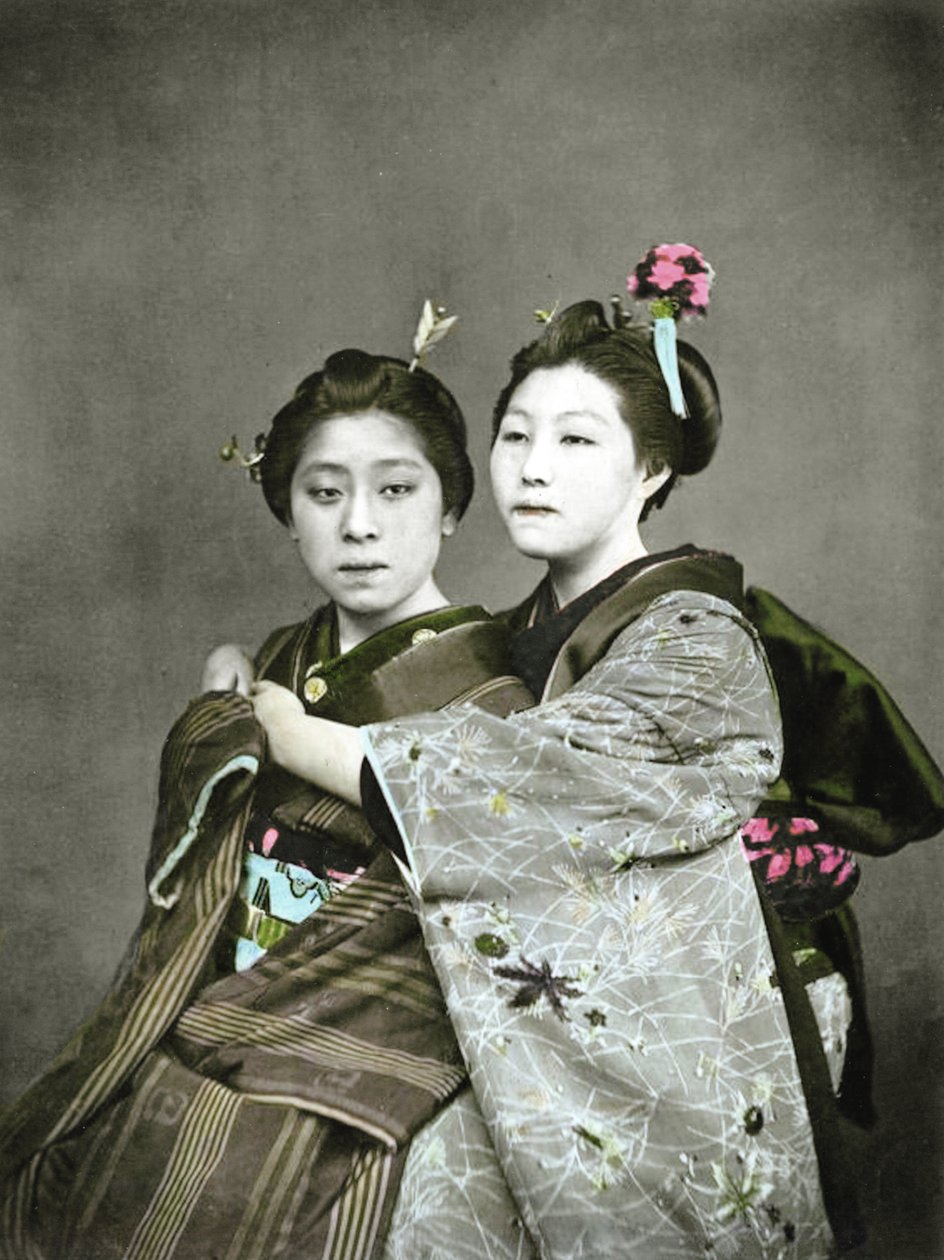 Duas garotas de gueixa, c.1880 (foto colorida de albumina) de Japanese Photographer