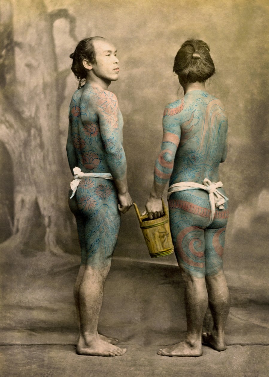Dois homens com tatuagens tradicionais japonesas Irezumi, c.1880 (foto colorida de albumina) de Japanese Photographer