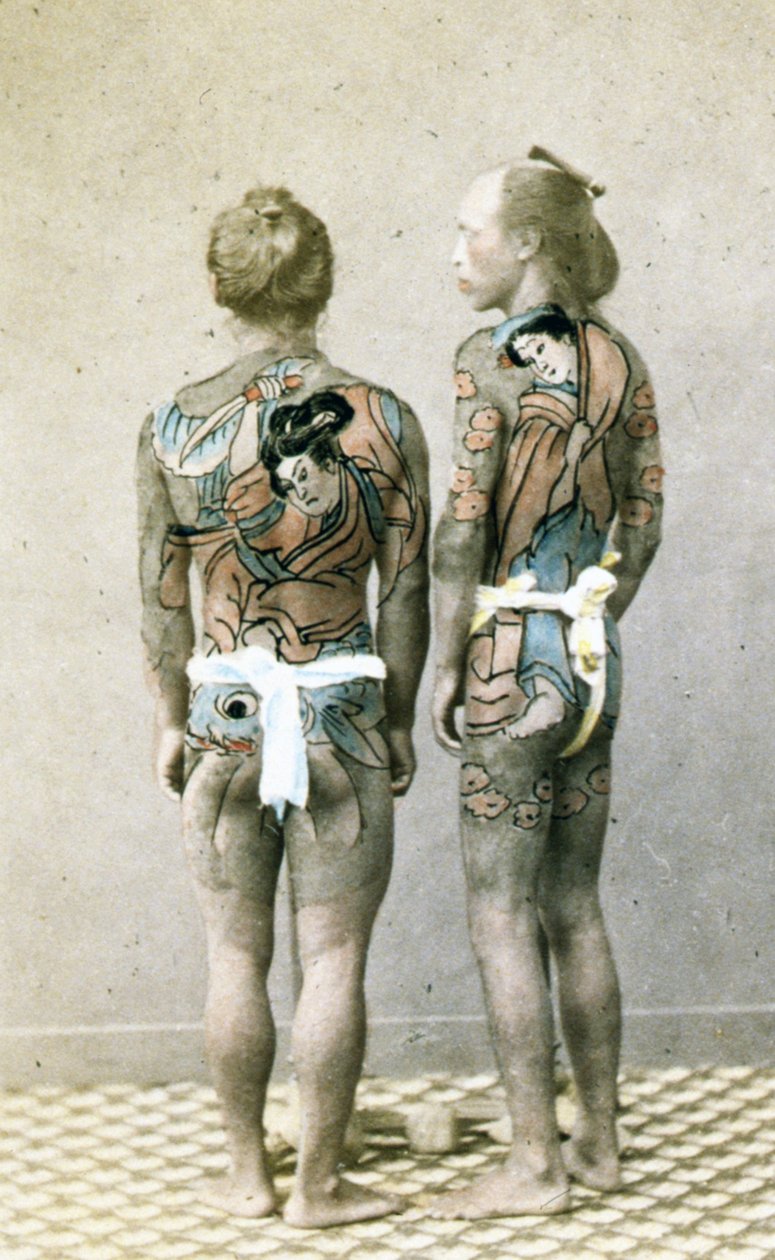 Dois homens com tatuagens tradicionais japonesas Irezumi, c.1880 (foto colorida de albumina) de Japanese Photographer
