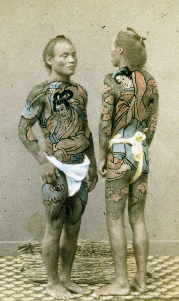 Dois homens com tatuagens tradicionais japonesas Irezumi, c.1880 (foto colorida de albumina) de Japanese Photographer