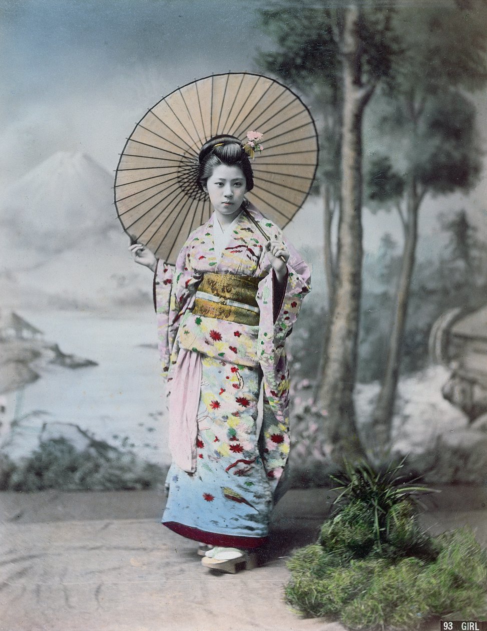 Jovem menina japonesa em um quimono e com um guarda-sol, Mt.Fuji no fundo, c.1900 (foto colorida) de Japanese Photographer
