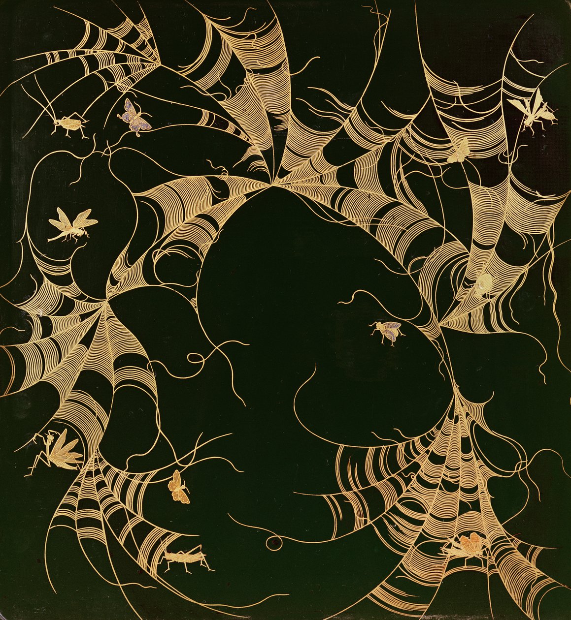 Inro decorado com teias de aranha e insetos (ouro hiramakie no chão preto) (para interiores ver 2668) de Japanese School