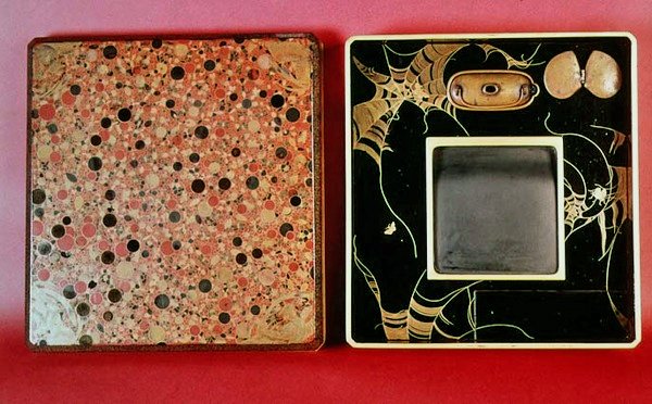 Inro decorado com teias de aranha e insetos (ouro hiramakie em roiro preto) (interior de 2651) de Japanese School