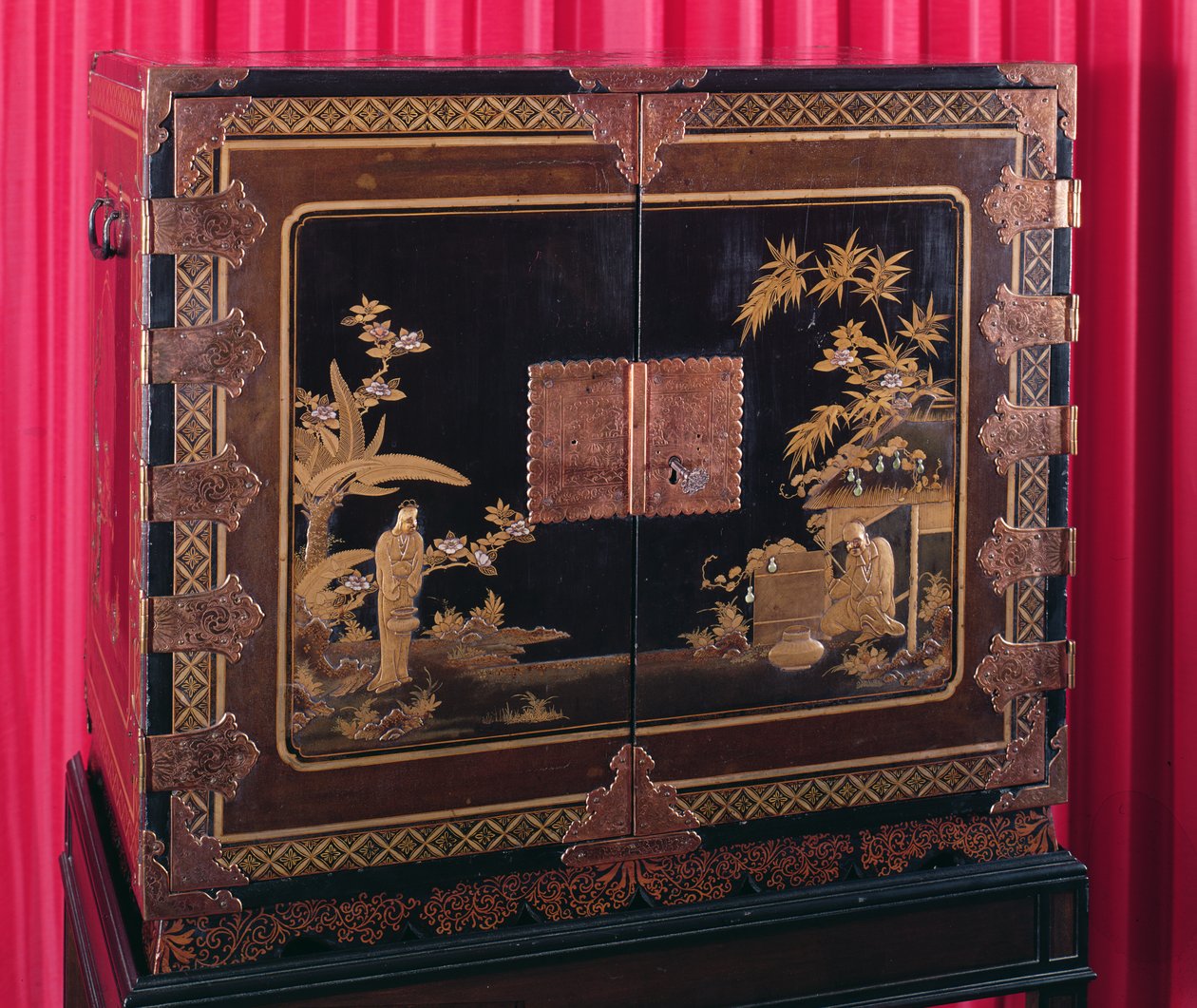 Gabinete japonês com suportes dourados e de cobre, século XVII (laca) de Japanese School