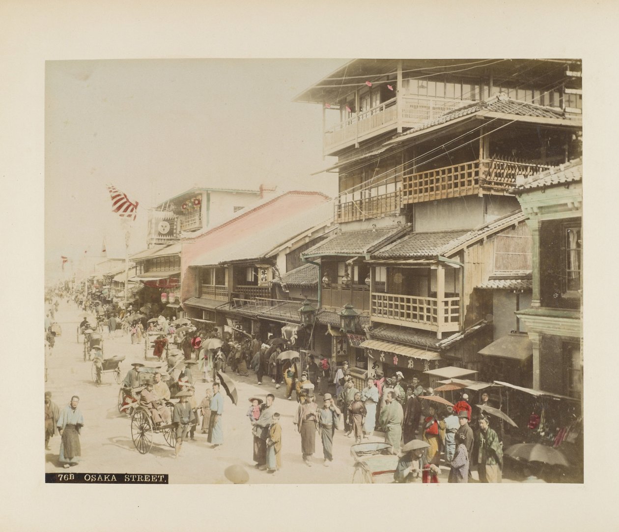 Uma rua em Osaka, Japão (foto a p/b colorida à mão) de Japanese Photographer
