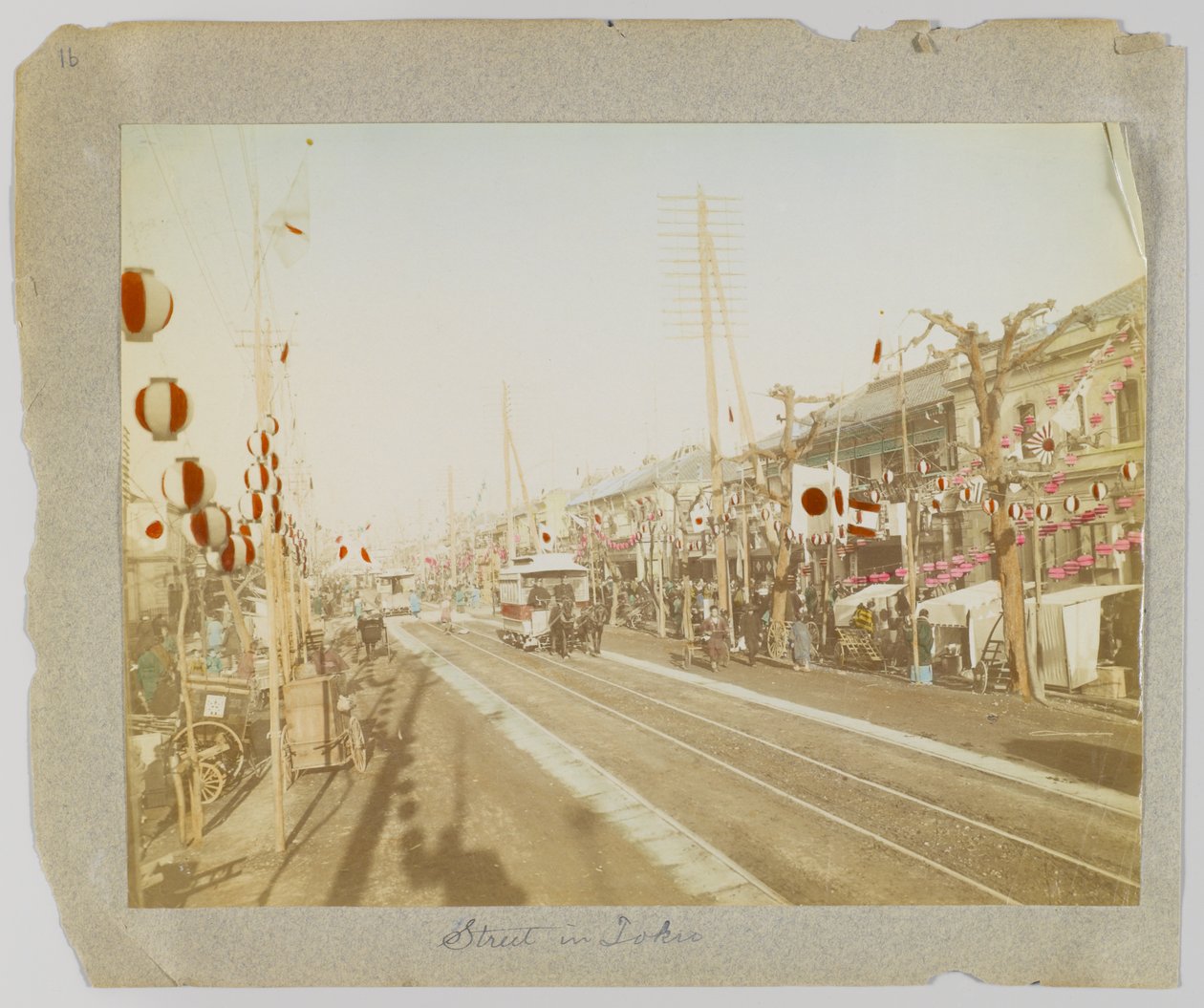 Uma rua em Tóquio, Japão (foto a p/b colorida à mão) de Japanese Photographer