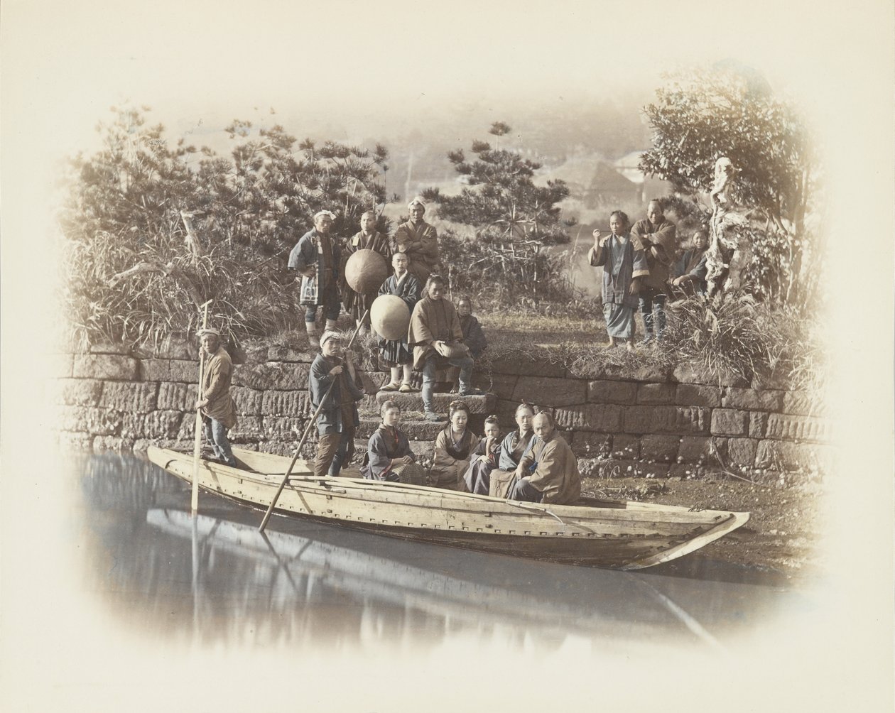 Um barco na margem do rio, Japão (foto colorida à mão a p/b) de Japanese Photographer