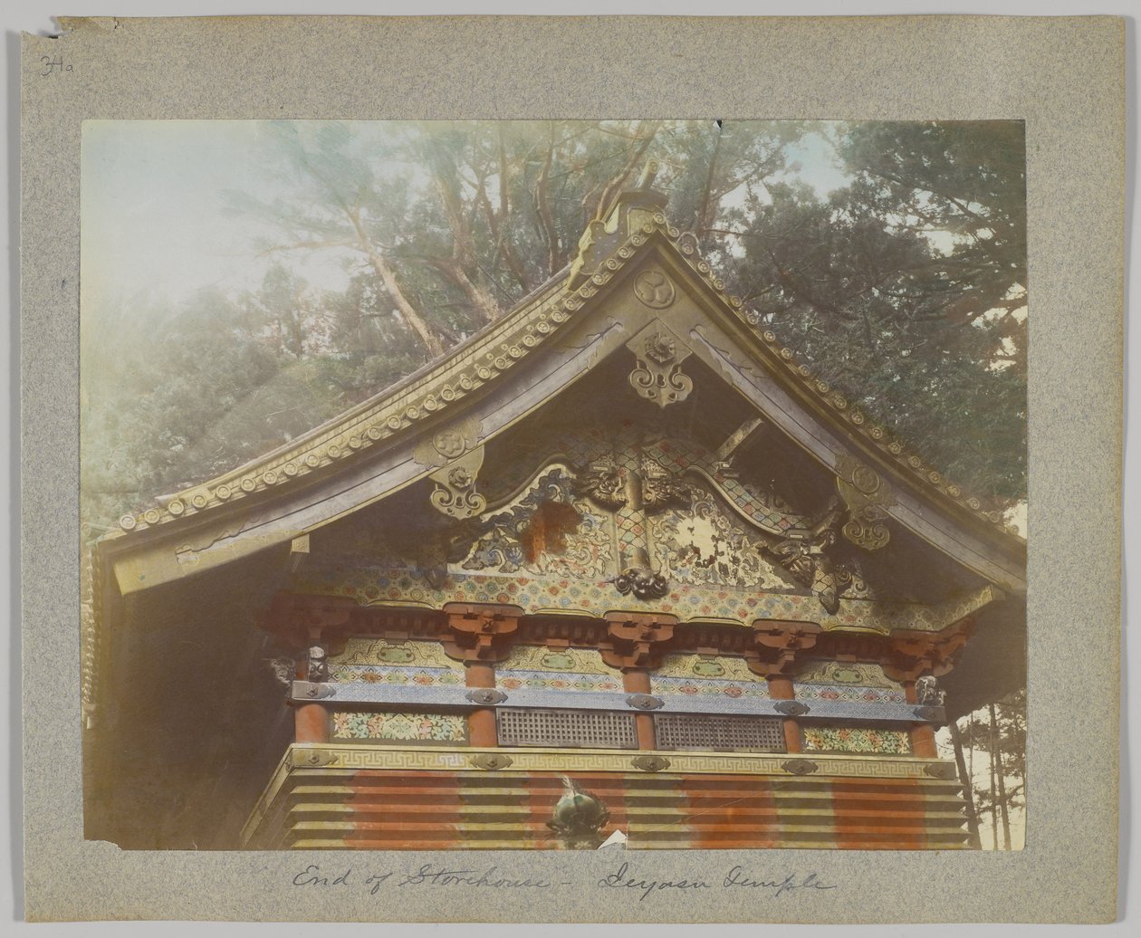 Um armazém em Tōshō-gū, Nikko, Japão (foto a p/b colorida à mão) de Japanese Photographer