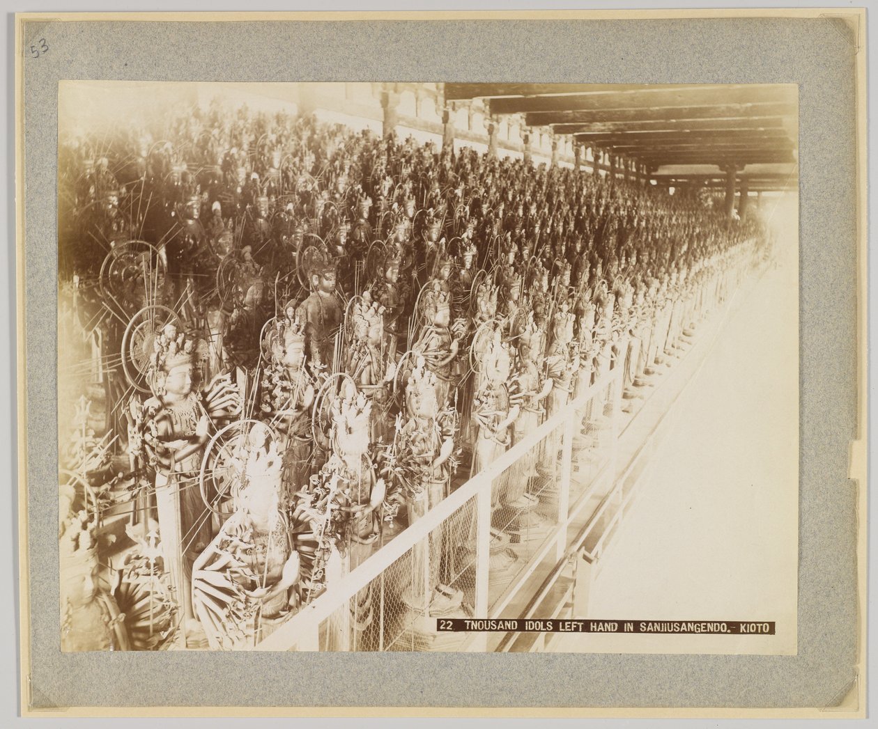 Mil ídolos em Sanjusangendo, Kyoto, Japão (foto a p/b) de Japanese Photographer