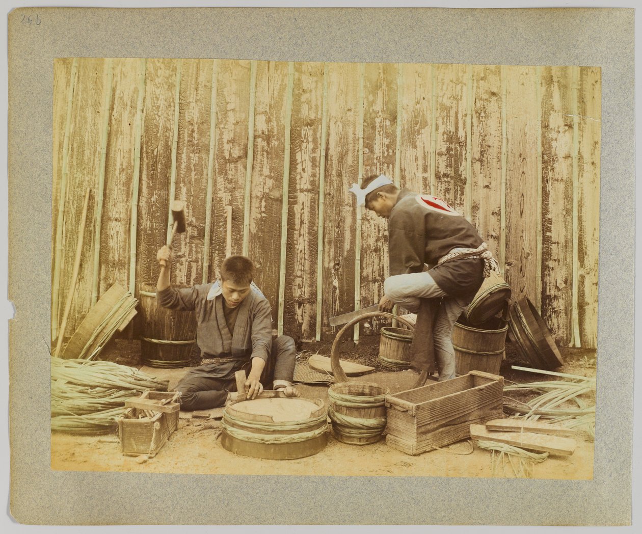 Barrel-making, Japão (foto a p/b colorida à mão) de Japanese Photographer