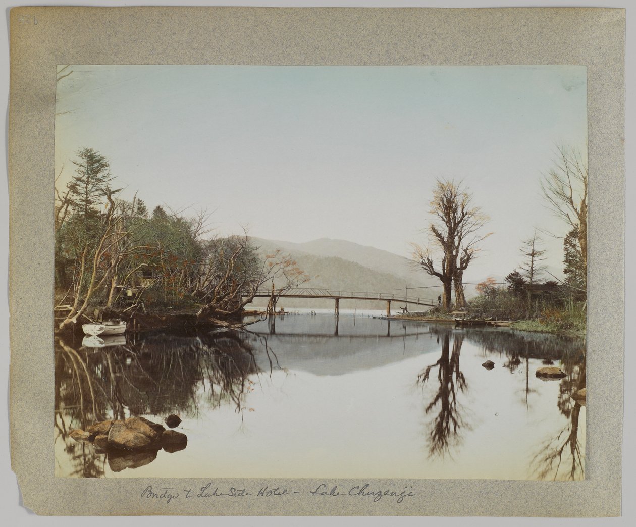 Bridge and lakeside hotel, Lago Chuzenji, Nikko, Japão (foto a p/b colorida à mão) de Japanese Photographer