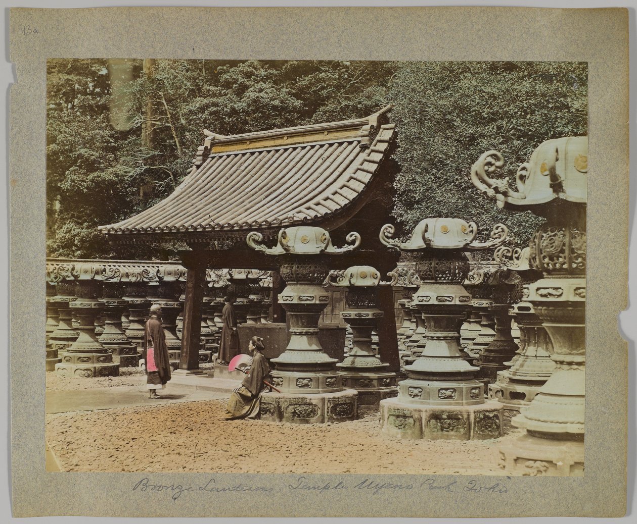 Lanternas de Bronze fora do Templo no Parque Uyeno, Tóquio, Japão (foto a p/b colorida à mão) de Japanese Photographer