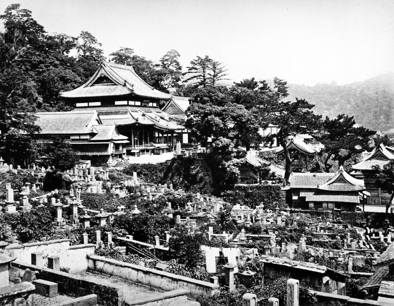 Cemitério do Templo Honrenji em Chikugo-machi, Nagasaki, c.1860-80 de Japanese Photographer