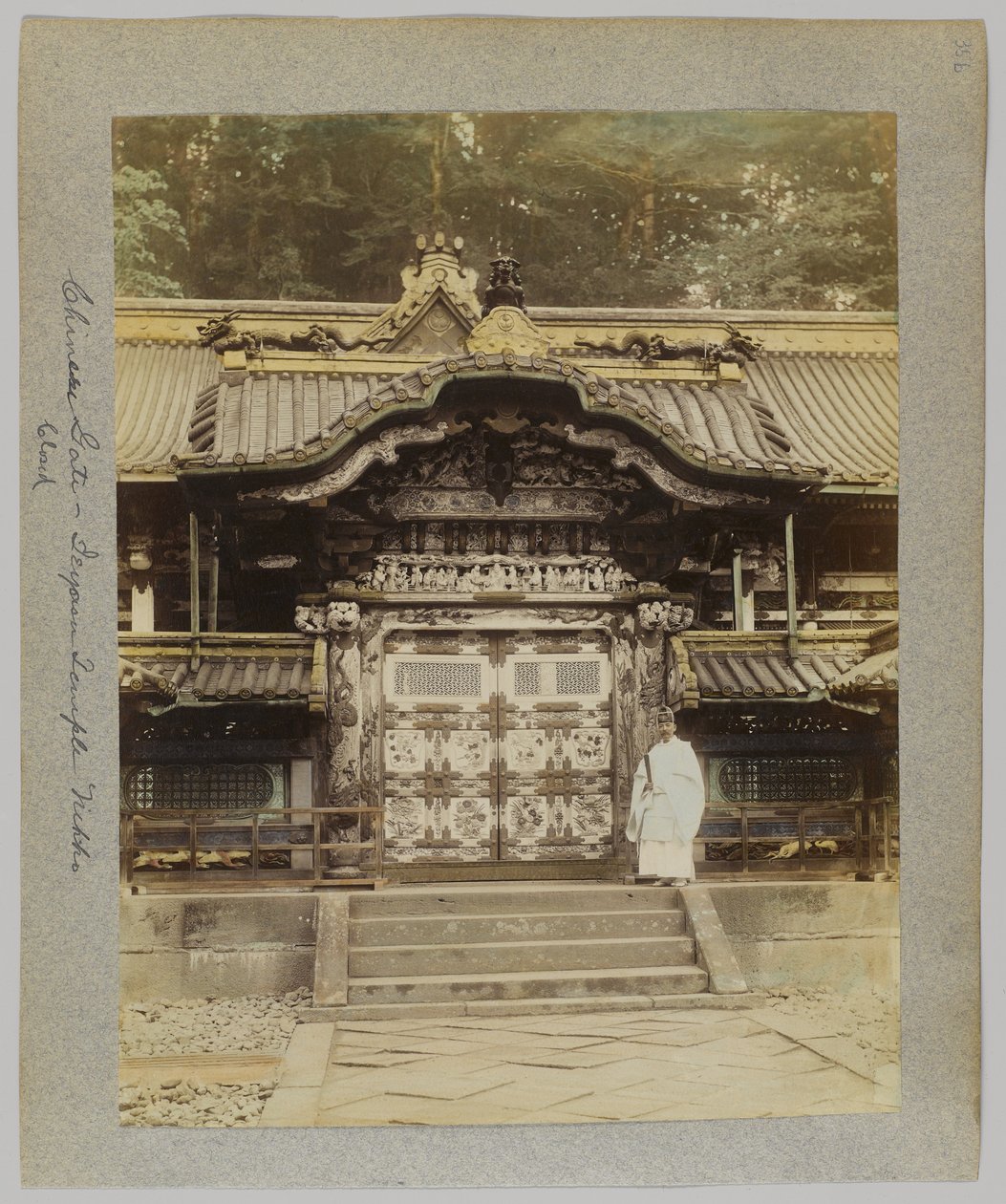 Chinese Gate, Tōshō-gū, Nikko, Japão (foto a p/b colorida à mão) de Japanese Photographer