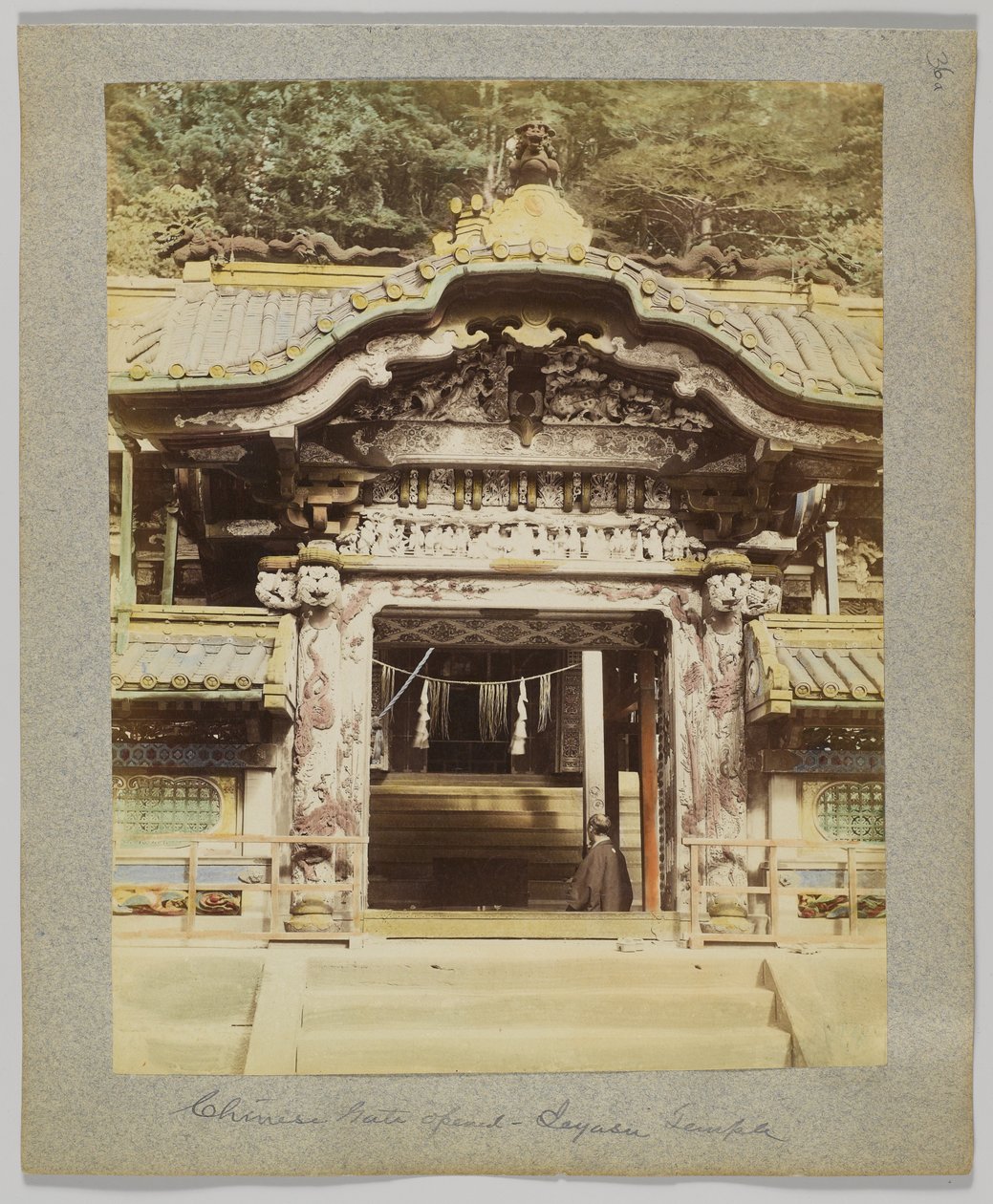 Chinese Gate, Tōshō-gū, Nikko, Japão (foto a p/b colorida à mão) de Japanese Photographer