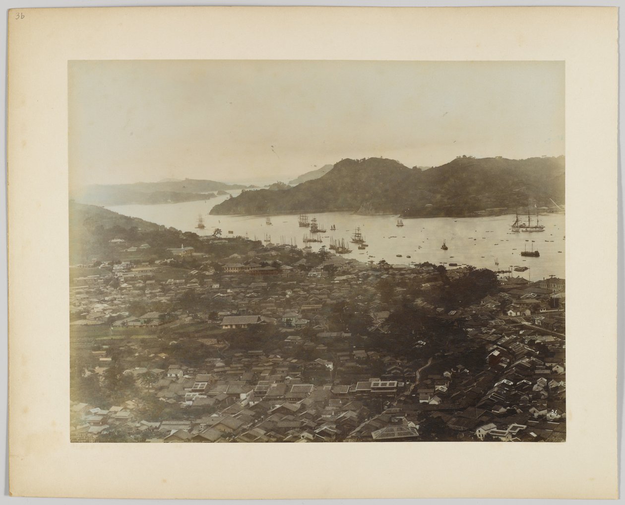 Cidade costeira, Japão (foto colorida à mão em preto e branco) de Japanese Photographer