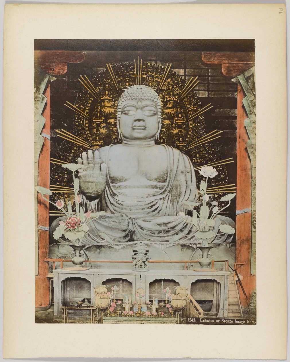 Daibutsu ou Bronze Image, Nara, Japão (foto colorida à mão em preto e branco) de Japanese Photographer