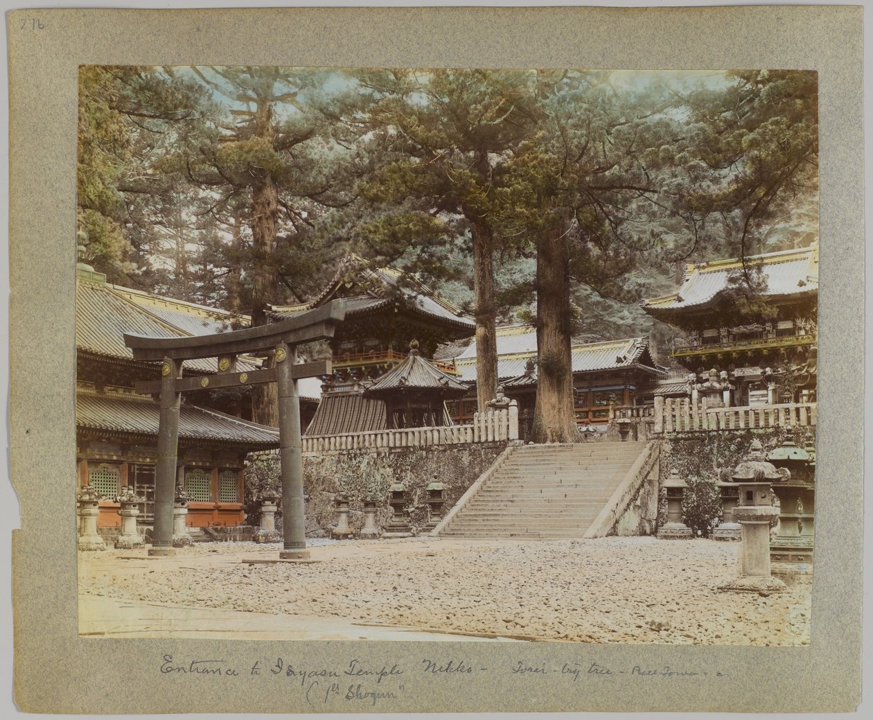 Entrada para Tōshō-gū, Nikko, Japão (foto a p/b colorida à mão) de Japanese Photographer